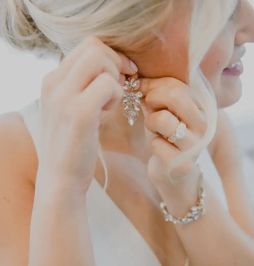 Photo of bride holding flowers